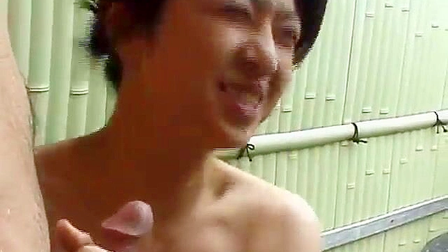 调皮美女在成人环境中提供令人震撼的口交服务