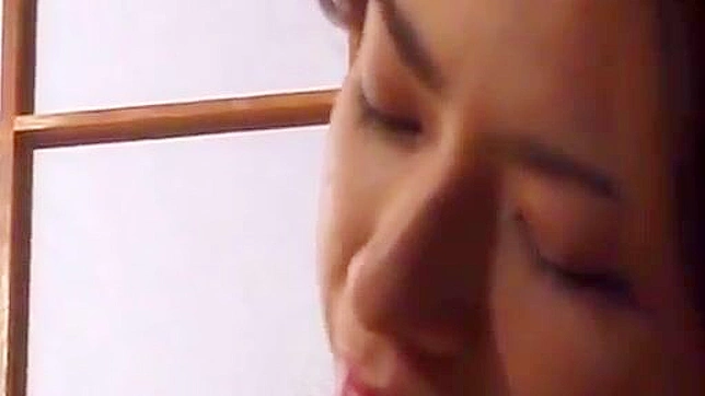 调皮美女在成人环境中提供令人震撼的口交服务