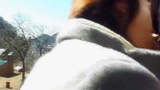 调皮美女在成人环境中提供令人震撼的口交服务