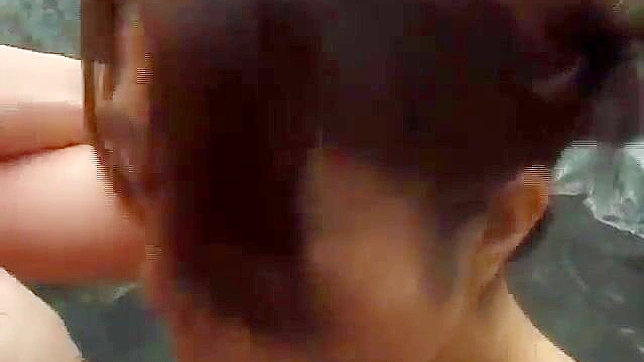 调皮美女在成人环境中提供令人震撼的口交服务