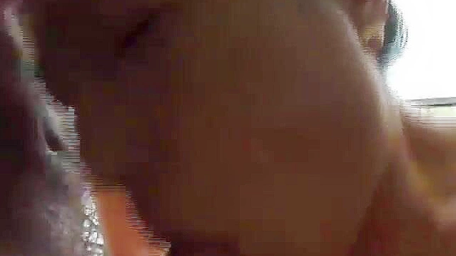 调皮美女在成人环境中提供令人震撼的口交服务