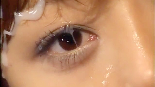 猛烈冲击下的脸庞喷洒高潮 — 极限色情视频