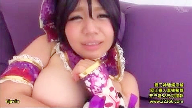 角色扮演的婊子被巨大的白色硬鸡巴操得爽翻天—纯粹的XXX快感！立即观看吧！