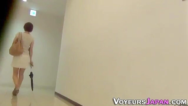 亚洲少女用多个玩具玩弄湿润的阴户寻求极致快感