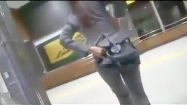 日本欲女火车上的疯狂性爱 不可置信的极乐体验！