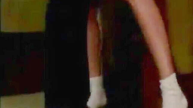 alphaporn网：日本妻子在卧室分享大屌的激情时刻