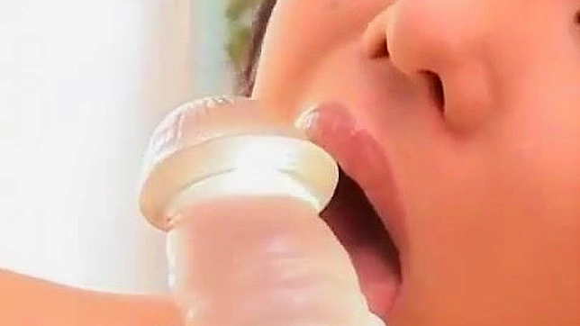 与谷歌闹翻：年轻亚洲淫娃毛茸阴户被塞满