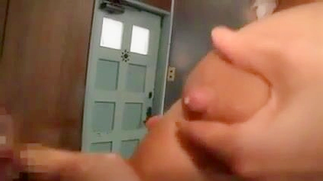 丰满泌乳美胸自慰 多次高潮与性感呻吟