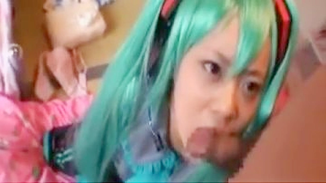 无尽欲望！长发cos女孩用震动机深喉和疯狂操弄如专业般！