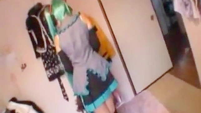 无尽欲望！长发cos女孩用震动机深喉和疯狂操弄如专业般！