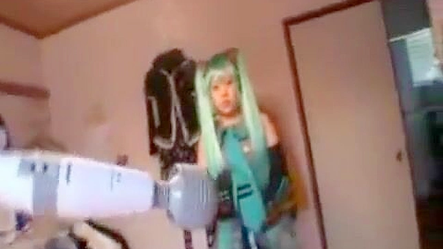 无尽欲望！长发cos女孩用震动机深喉和疯狂操弄如专业般！