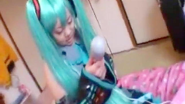 无尽欲望！长发cos女孩用震动机深喉和疯狂操弄如专业般！