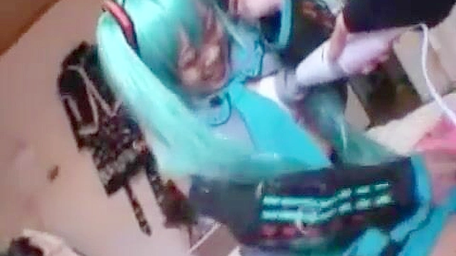 无尽欲望！长发cos女孩用震动机深喉和疯狂操弄如专业般！