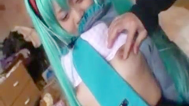 无尽欲望！长发cos女孩用震动机深喉和疯狂操弄如专业般！