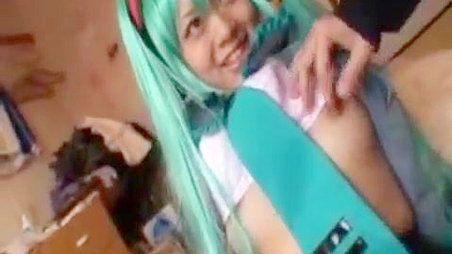 无尽欲望！长发cos女孩用震动机深喉和疯狂操弄如专业般！