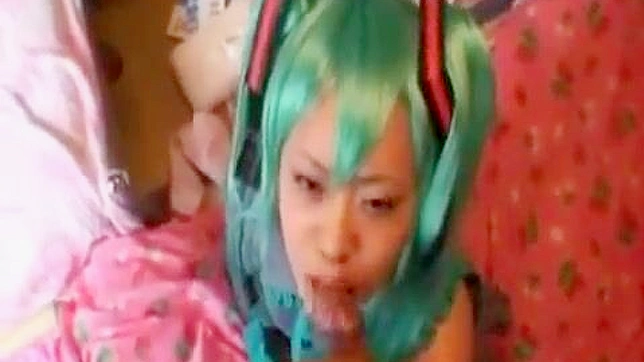 无尽欲望！长发cos女孩用震动机深喉和疯狂操弄如专业般！