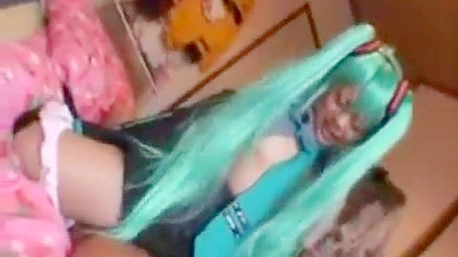 无尽欲望！长发cos女孩用震动机深喉和疯狂操弄如专业般！