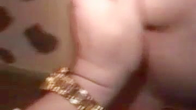 日本毛茸茸的阴道被充满欲望的东西塞满，带来极致快感