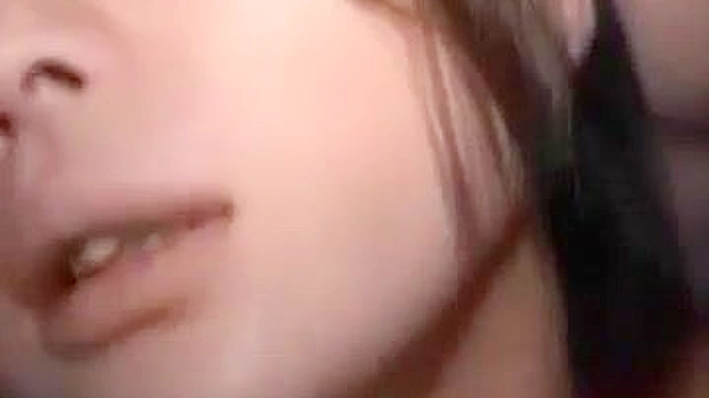 日本毛茸茸的阴道被充满欲望的东西塞满，带来极致快感