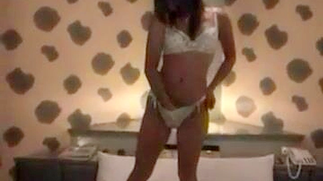 日本毛茸茸的阴道被充满欲望的东西塞满，带来极致快感