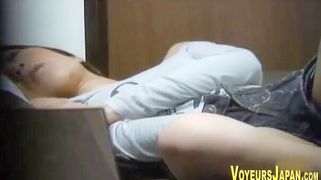 性感东方美女沉迷于自慰的快感中