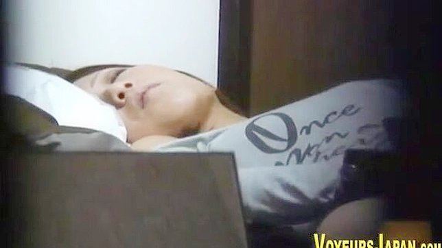 性感东方美女沉迷于自慰的快感中
