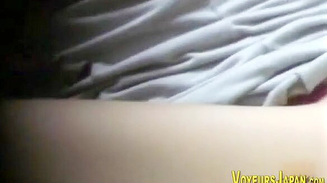 性感东方美女沉迷于自慰的快感中
