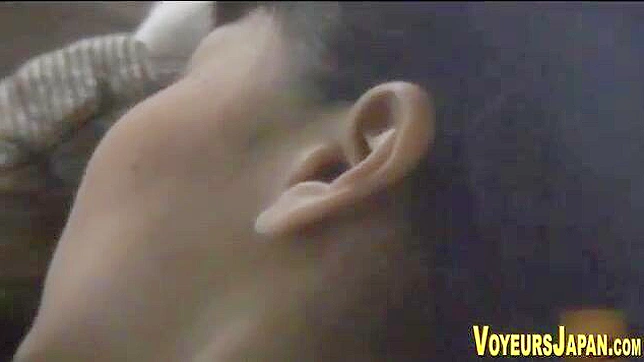 性感东方美女沉迷于自慰的快感中