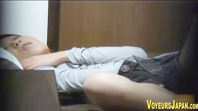 性感东方美女沉迷于自慰的快感中