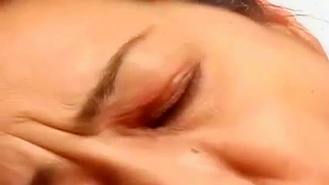 极度饥渴的日本老奶奶在成人游戏中湿透了