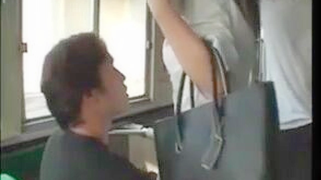 火车上脱下内裤的女学生在公共场合被蹂躏