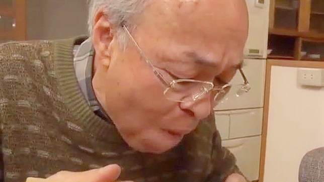 性感日本美女无情骑乘灰发老男欢愉体验