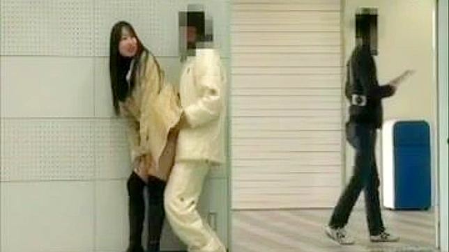 日本女神在公共场所被猛操 紧致屁股暴露无遗！