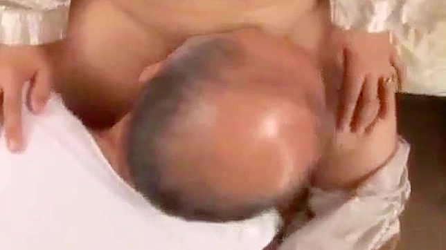 日本女孩与年轻性神和老狐狸的淫乱睡衣派对