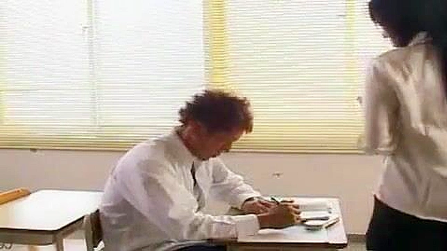 日本老师与强壮学生进行激烈深入的性爱体验