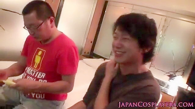 性感COSPLAY的日本女孩遭遇多根阳具惊喜：XXX