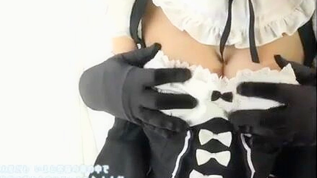 迷人的日本美女进行性感cosplay，激烈前戏和火热性爱！