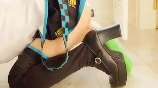 性感日本cosplayer与多汁玩具在XXX场景中闪耀