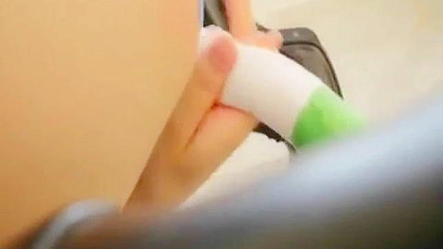 性感日本cosplayer与多汁玩具在XXX场景中闪耀