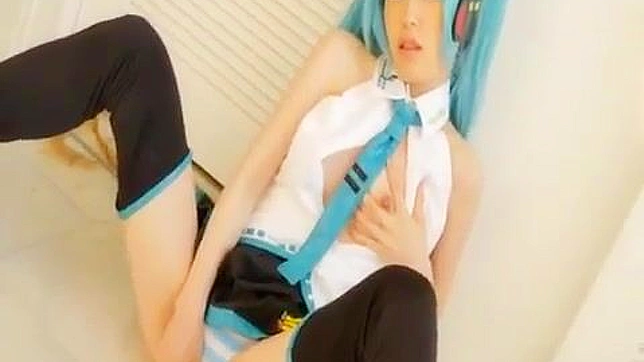 性感日本cosplayer与多汁玩具在XXX场景中闪耀