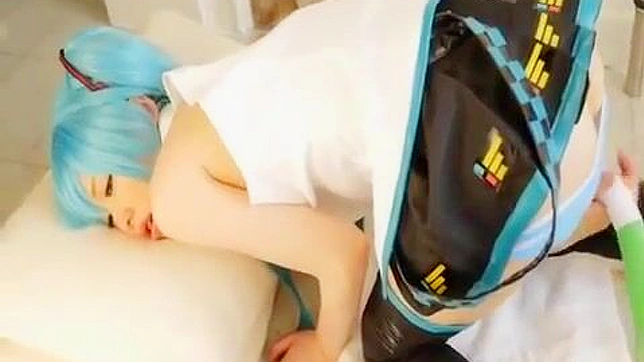 性感日本cosplayer与多汁玩具在XXX场景中闪耀