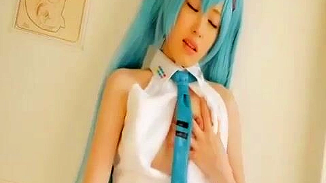 性感日本cosplayer与多汁玩具在XXX场景中闪耀