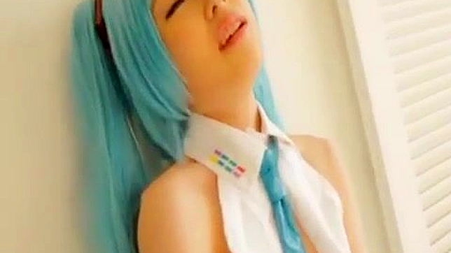 性感日本cosplayer与多汁玩具在XXX场景中闪耀