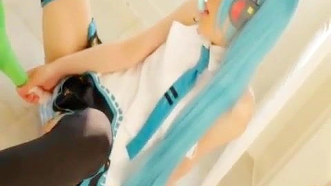 性感日本cosplayer与多汁玩具在XXX场景中闪耀