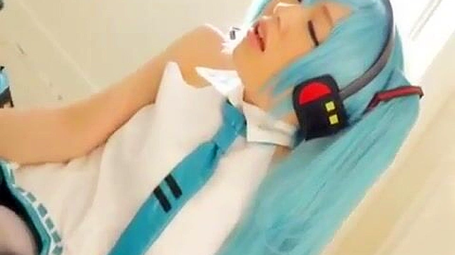 性感日本cosplayer与多汁玩具在XXX场景中闪耀