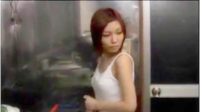 超级火热的日本美女骑乘男友坚硬大屌达到高潮！