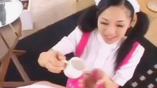 日本女孩刺激的奶交和震撼射精：