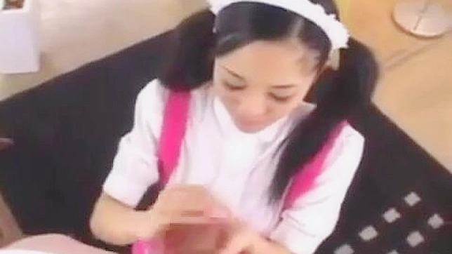 日本女孩刺激的奶交和震撼射精：
