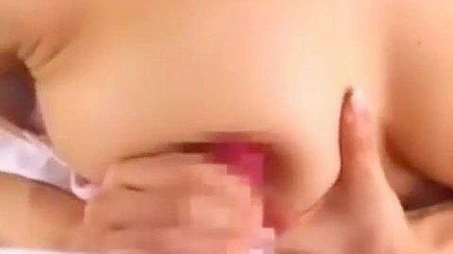 日本女孩刺激的奶交和震撼射精：