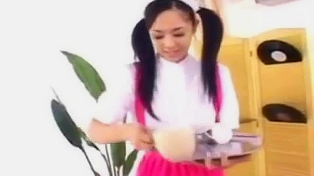 日本女孩刺激的奶交和震撼射精：